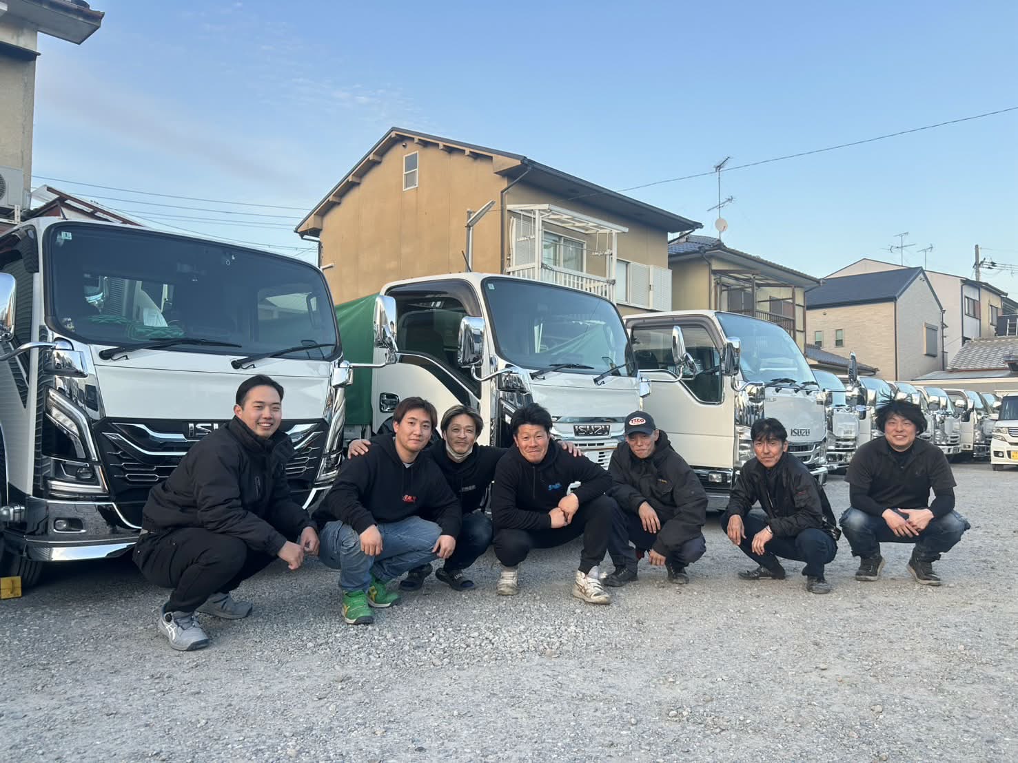 栄翔運輸のスタッフと保有車両